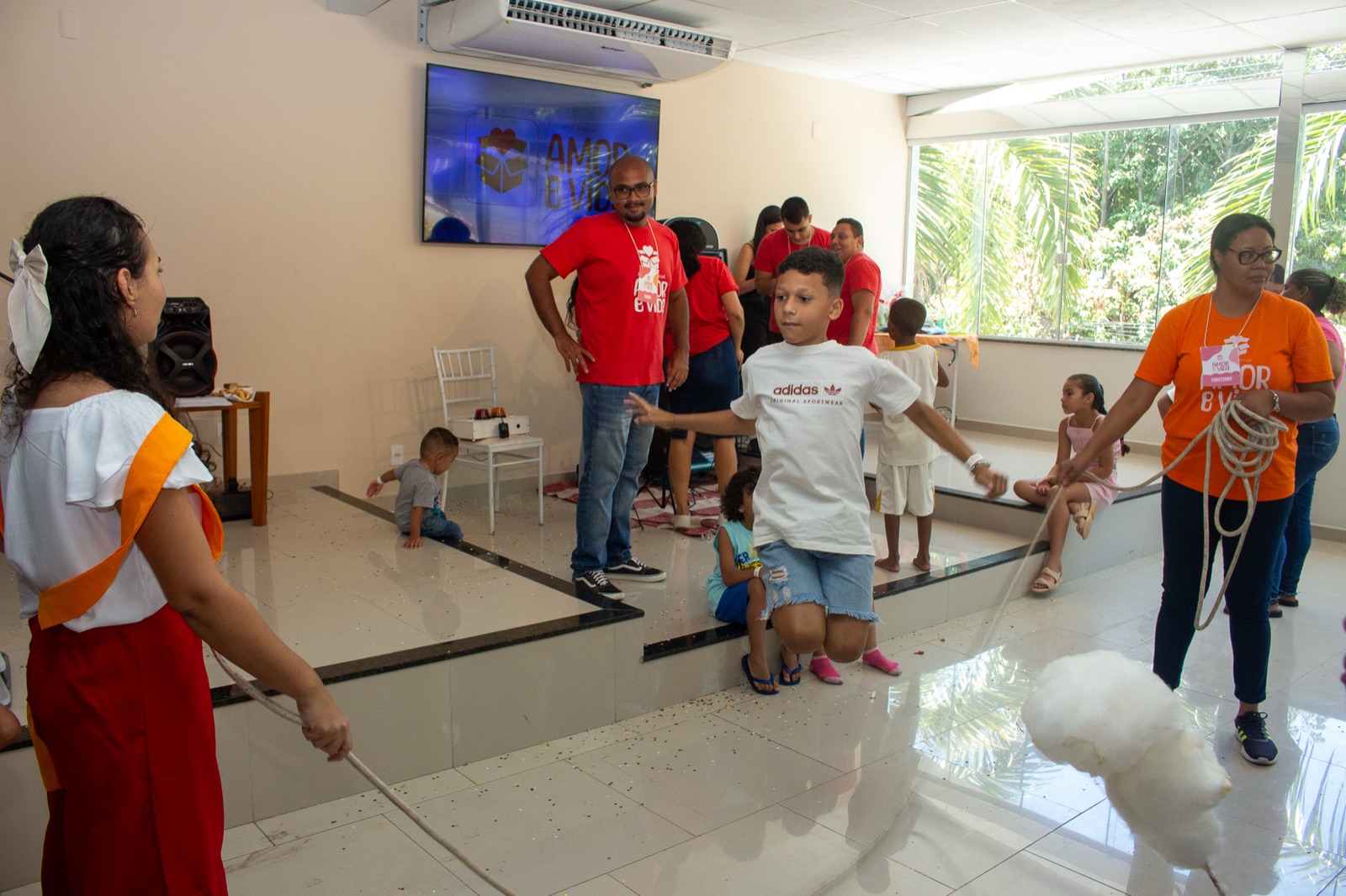 Brincadeira de pular corda animada pela equipe