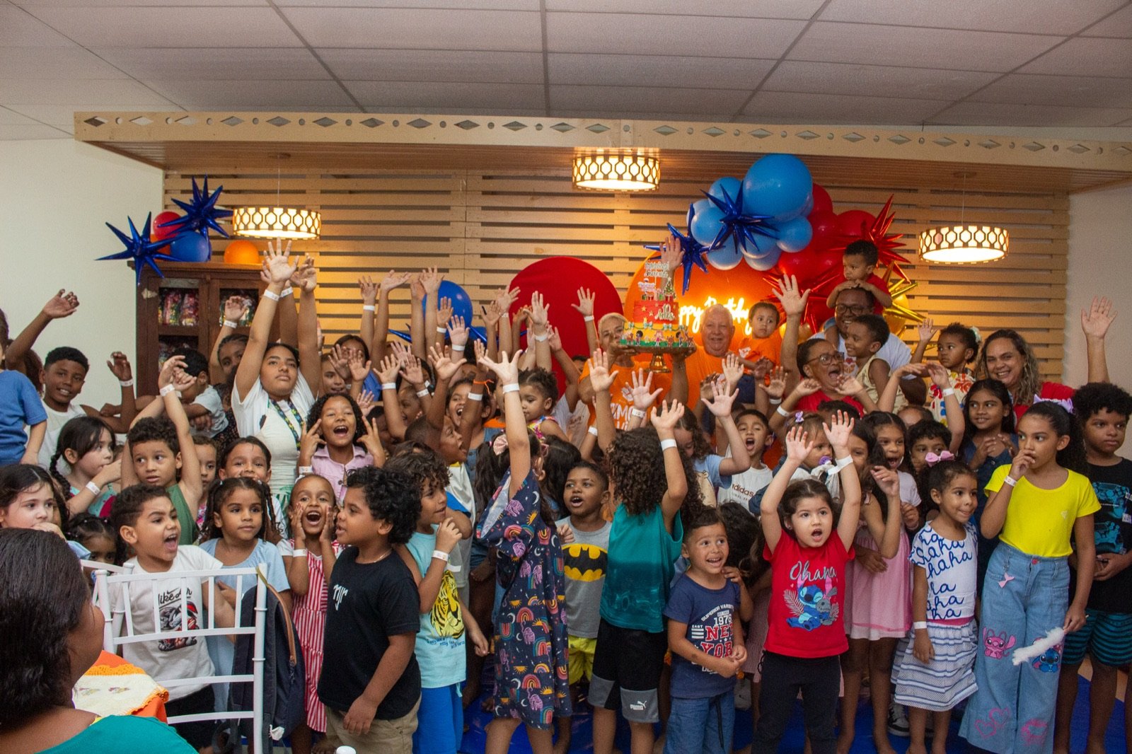 Crianças do Amor e Vida comemorando
