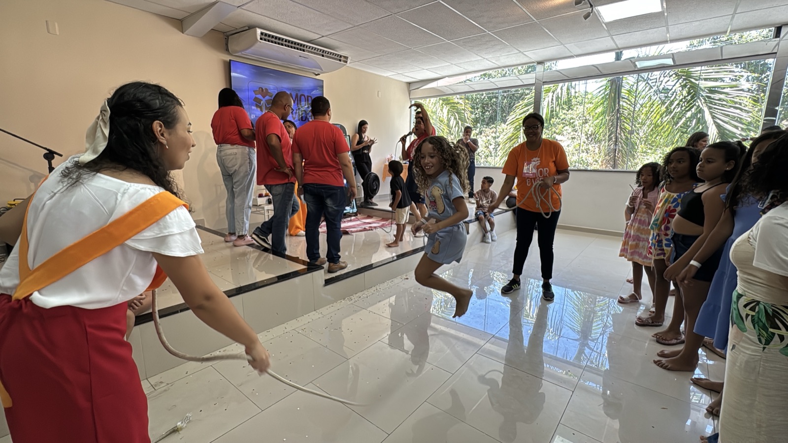 Criança pulando corda animada na festa
