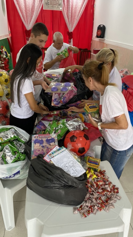 Voluntários organizando brinquedos e presentes doados para o Natal Solidário